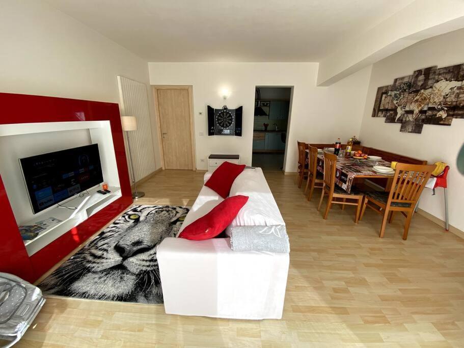Casa Vacanza Veronica Con Giardino ヴェルバーニア エクステリア 写真