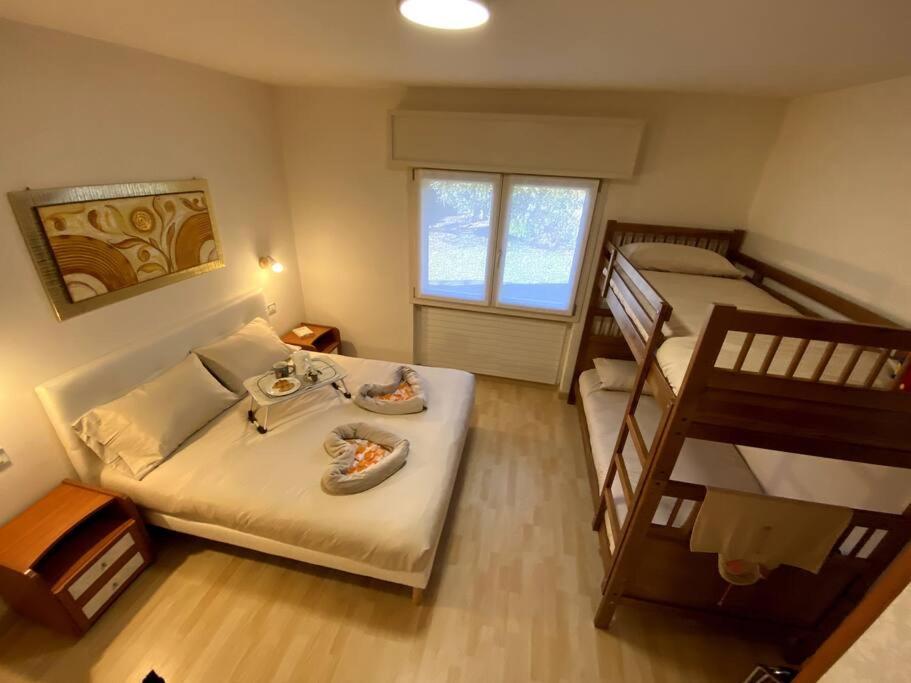 Casa Vacanza Veronica Con Giardino ヴェルバーニア エクステリア 写真