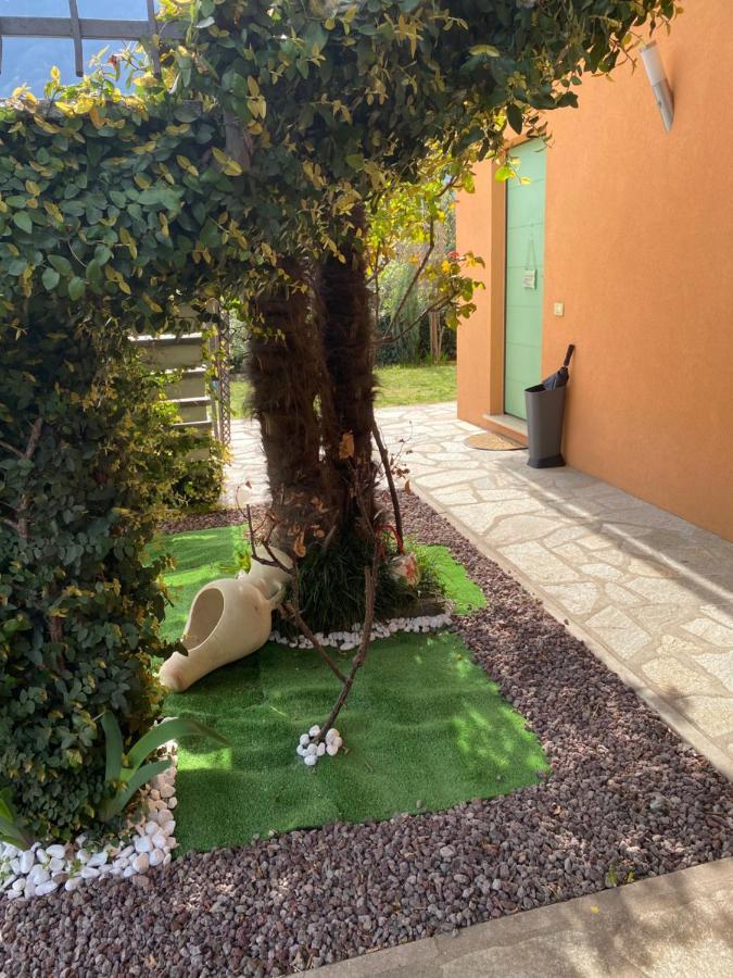 Casa Vacanza Veronica Con Giardino ヴェルバーニア エクステリア 写真